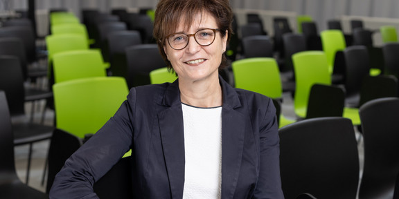Porträtbild Prof. Gabriele Sadowski Porträtbild einer Frau, diese Frau ist Prof. Gabriele Sadowski und sitzt auf einem Stuhl.