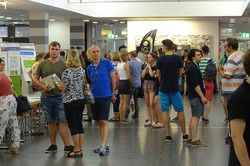 Ansammlung von Studieninteressierten in der Eingangshalle der Emil-Figge-Straße 50