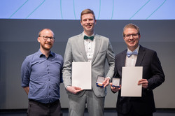 Foto: Henning Moldenhauer vom Nachhaltigkeitsbüro der TU Dortmund verleiht den Lehrpreis in der Kategorie "Studentisches Engagement" 2025 an Kjell Machalowsky von der Fakultät Bio- und Chemieingenieurwesen und Tarje Mohrdieck von der Fakultät Maschinenbau.
