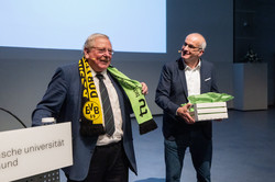 Prof. Genzel trägt einen TU-BVB-Schal, Prof. Bayer steht daneben