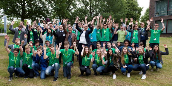 Gruppenfoto mit Insa Melle und den Teilnehmerinnen und Teilnehmen von do-camp-ing. Alle tragen früne T-Shirts und jubeln.