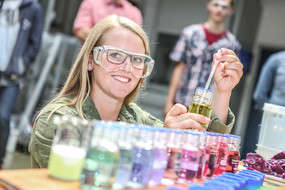 SchnupperUni Teilnehmerin führt einen Versuch im Rahmen einer Chemieveranstaltung durch