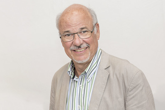 Porträt von Prof. Engell Porträt von einem Mann auf weißem Hintergrund. Der Mann ist Prof. Engell.