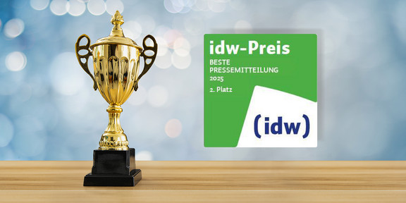Neben einem Pokal steht geschrieben: idw-Preis Beste Pressemitteilung 2025, 2. Platz