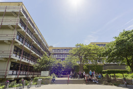 Juni Studierende unterhalten sich vor dem Chemiegebäude