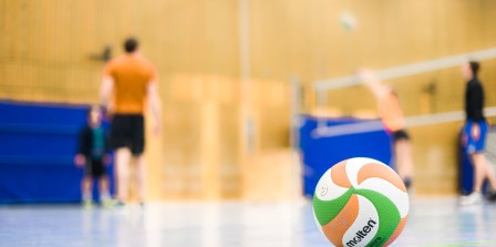 Wettkaempfe Sporthalle mit Volleyball von Innen