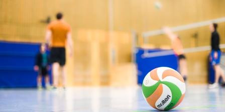 Sporthalle mit Volleyball von Innen