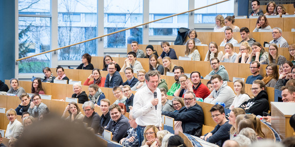 Dr. von Hirschhausen speaks in a packed auditorium