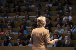 Frances Arnold vor Publikum