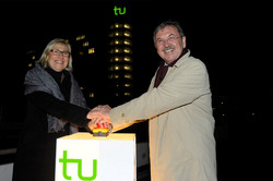 Einweihung des leuchtenden TU-Logos auf dem Mathetower.