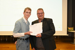 Zertifikatübergabe bei der Eröffnung der SchülerUni Zertifikatübergabe bei der Eröffnung der SchülerUni