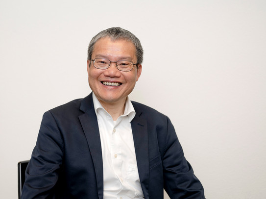 Porträt von Prof. Nguyen Xuan Thinh Ein Porträtbild von einen Mann in einem schwarzen Anzug und der Mann ist Prof. Nguyen Xuan Thinh.