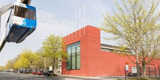 Internationales Begegnungszentrum Das rot verklinkerte Internationale Begegnungszentrum auf dem Campus Nord. Im Vordergrund fährt die H-Bahn.
