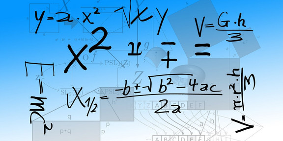 Mathematische Formeln Auf blauem Hintergrund sind schwarze Symbole und Zahlen zu sehen.