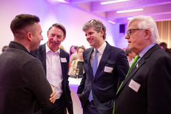 Global Gallery Vier Männer reden miteinander