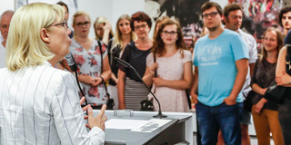 Rektorin spricht vor Publikum