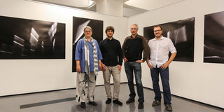 Vernissage im U Prof. Babara Welzel, Prorektorin Diversitätsmanagement der TU Dortmund, Timo Klos, Dozent für Fotografie, Prof. Frithjof Anders, Dekan der Fakultät Physik, und Dr. Jörg Debus von der Experimentellen Physik 2 bei der Vernissage.