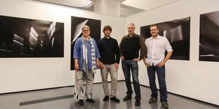 Prof. Babara Welzel, Prorektorin Diversitätsmanagement der TU Dortmund, Timo Klos, Dozent für Fotografie, Prof. Frithjof Anders, Dekan der Fakultät Physik, und Dr. Jörg Debus von der Experimentellen Physik 2 bei der Vernissage.