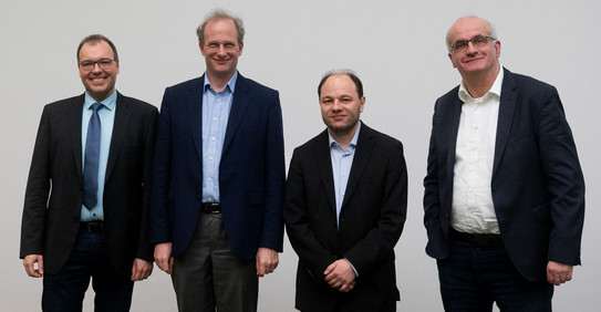 Opening ceremony_DEADALUS_Bayer-Assmann-von_Freyhoff-Debus_016_FelixSchmale_Print.jpg Dr. Jörg Debus, Prof. Georg von Freymann, who gave the keynote speech on THz spectroscopy and quantum sensor technology, Prof. Marc Aßmann and TU Rector Prof. Manfred Bayer in front of a white wall