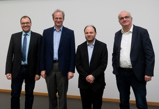 Eroeffnungsfeier_DEADALUS_Bayer-Assmann-von_Freyhoff-Debus_016_FelixSchmale_Print.jpg Dr. Jörg Debus, Prof. Georg von Freymann, der den Festvortrag zu THz-Spektroskopie und -Quantensensorik hielt, Prof. Marc Aßmann und TU-Rektor Prof. Manfred Bayer vor weißer Wand