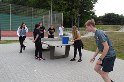 Tischtennisspiel zum gegenseitigen Kennenlernen im Projekt do-camp-ing.