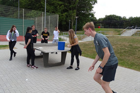 Tischtennisspiel zum gegenseitigen Kennenlernen im Projekt do-camp-ing.