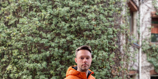 Portrait picture of a man, Prof. Lorenz Graf-Vlachy, in a jacket in front of trees.
