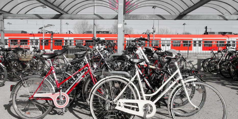 Fahrräder stehen an einem Bahnhof