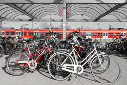 Juni Fahrräder stehen an einem Bahnhof