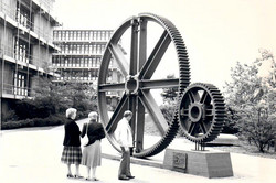 Die Maschinenteile aus stillgelegten Produktionsanlagen erinnern als Kunstobjekte auf dem Campus an die industrielle Tradition des Ruhrgebiets. Die Maschinenteile aus stillgelegten Produktionsanlagen erinnern als Kunstobjekte auf dem Campus an die industrielle Tradition des Ruhrgebiets.