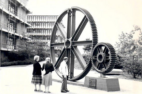 Die Maschinenteile aus stillgelegten Produktionsanlagen erinnern als Kunstobjekte auf dem Campus an die industrielle Tradition des Ruhrgebiets.