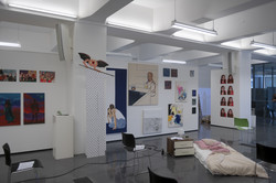 Ein Ausstellungsraum mit verschiedenen Kunstwerken