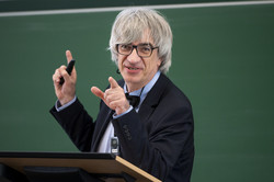 Ein Mann im Anzug hält eine Rede.