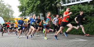 Teilnehmende rennen beim Campuslauf.