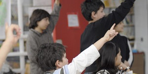 Kinder melden sich in der Schule