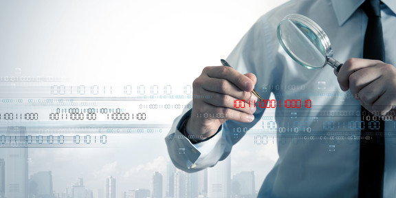 Cybersicherheit Symbol photo of a man in shirt and tie holding a magnifying glass in his hand. All over the image are binary codes of ones and zeros.