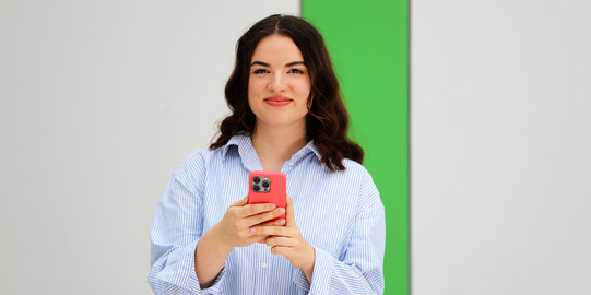 Studierende_mit_einem_Mobiltelefon