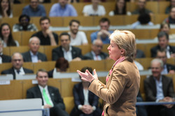 Frances Arnold vor Publikum