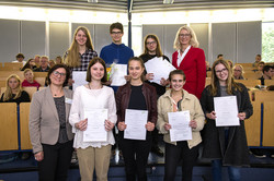 Schülerstudierende mit Frau Prof. Melle und Frau Dr. Szymanski bei der Eröffnung der SchülerUni.