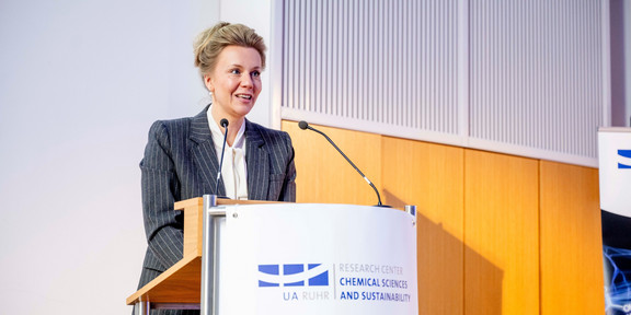 In the photo, Minister of Culture and Science Ina Brandes is standing at the lectern and speaking into the microphone.