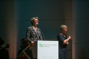 Bundesbildungsministerin Anja Karliczek am Rednerpult, daneben steht Gebärdendolmetscherin