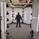 Avatar 3D Scanning Teilnehmer steht einem rundlich abgetrennten Teil des Raumes und wird von Kameras gescannt.
