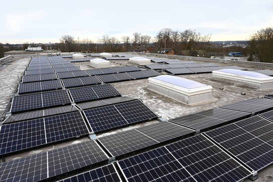 Photovoltaik-Anlagen auf einem Gebäudedach der TU Dortmund