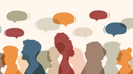 Mai Überlappende und bunte Silhouetten im Profil ab der Schulter, die Menschen von unterschiedlichen Kulturen und Hintergründen zeigen, die gemischt nach links oder rechts schauen. Über den Silhouetten schweben sich überlappende Sprechblasen, die in den gleichen roten, braunen, gelben und blauen Farben wie die Silhouetten sind auch nach links oder nach rechts zeigen.