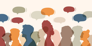 Überlappende und bunte Silhouetten im Profil ab der Schulter, die Menschen von unterschiedlichen Kulturen und Hintergründen zeigen, die gemischt nach links oder rechts schauen. Über den Silhouetten schweben sich überlappende Sprechblasen, die in den gleichen roten, braunen, gelben und blauen Farben wie die Silhouetten sind auch nach links oder nach rechts zeigen.