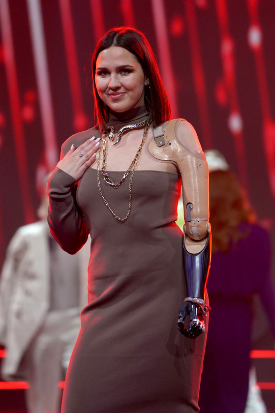 Die Miss-Germany-Kandidatin Gina Rühl trägt eine Armprothese und posiert für ein Foto.
