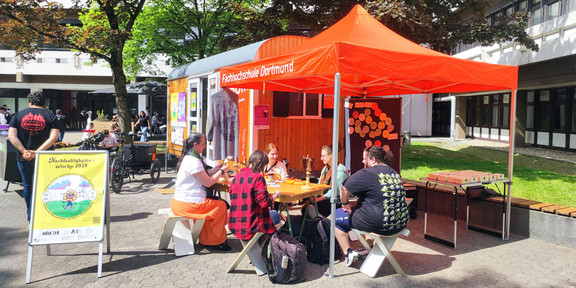 Foto: Workshop am mobilen Nachhaltigkeitsbüro der FH Dortmund bei der Nachhaltigkeitswoche 2025