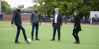 Eröffnung der Außensportanlagen Beschäftigte der TU Dortmund spielen sich auf den Außensportanlagen einen Ball zu.