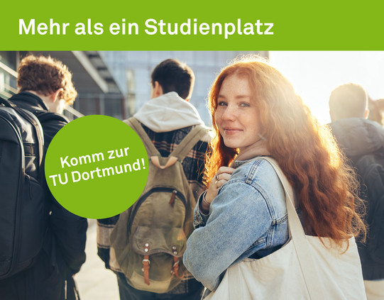 Eine Grafik mit einem Foto von einer Gruppe von vier jungen Studieninteressierten, die über den Campus laufen, eine junge Frau dreht sich lächelnd zur Kamera. Darauf der Schriftzug "Mehr als ein Studienplatz, komm zur TU Dortmund!".