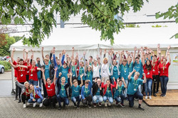 Eröffnungsfeier - Gruppenfoto vor dem Zelt - Teilnehmer jubeln